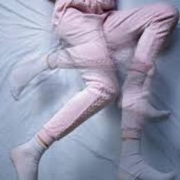 Когда ноги "не дают уснуть": что такое синдром беспокойных ног