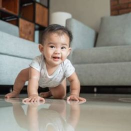 Первые путешествия по дому: как дети учатся ползать
